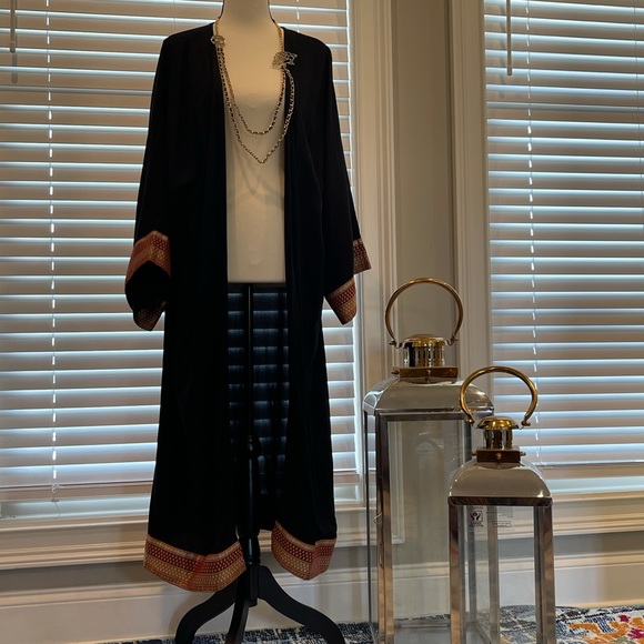 Beautiful black open front kimono with Aztec arm and bottom trim - Picture 3 of 11